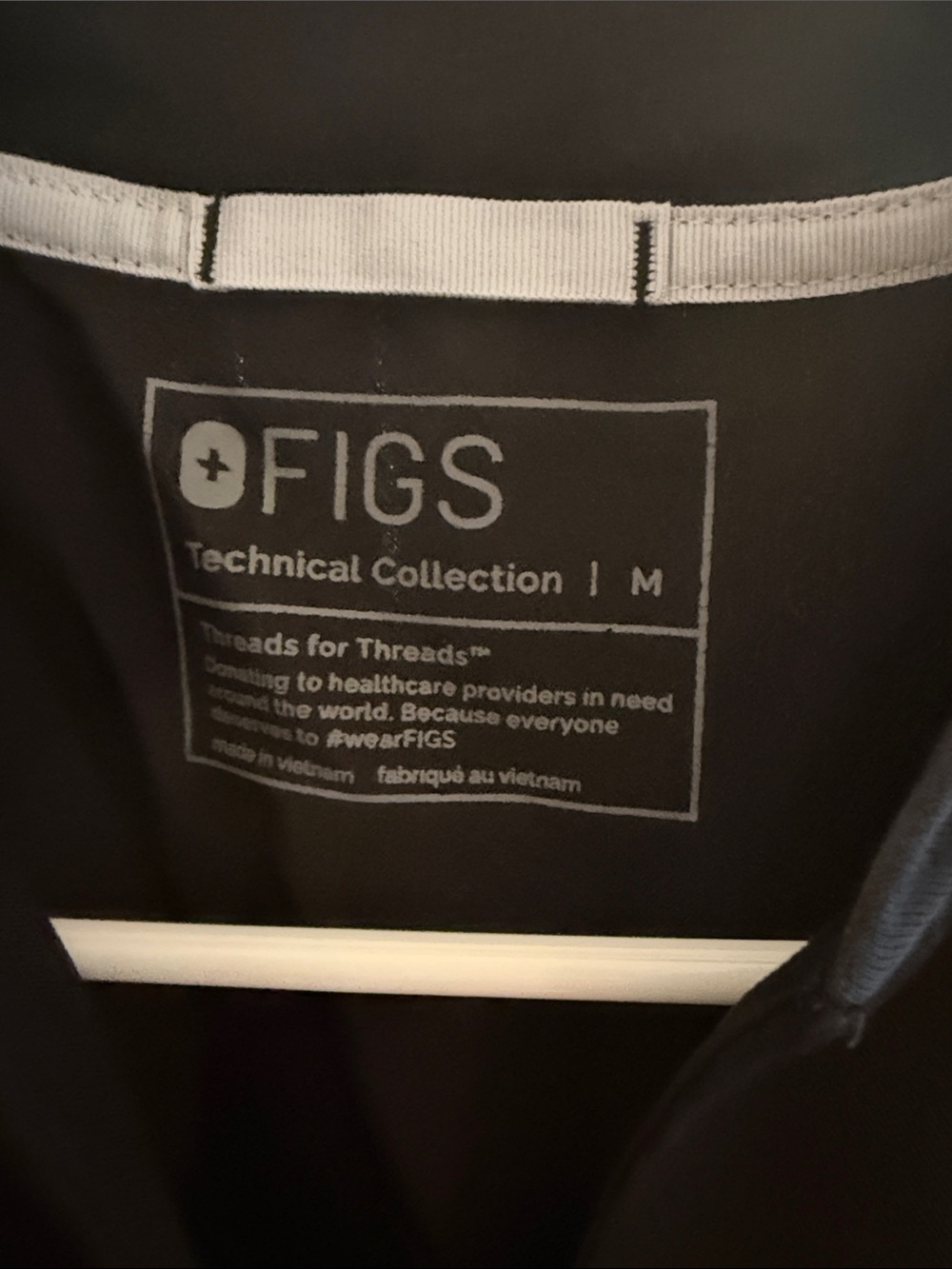 Figs slim Odesa top in black - Medium - Picture 2 of 5